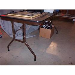 FOLDING TABLE