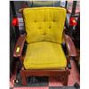 Image 1 : VINTAGE MAPLE ARM CHAIR