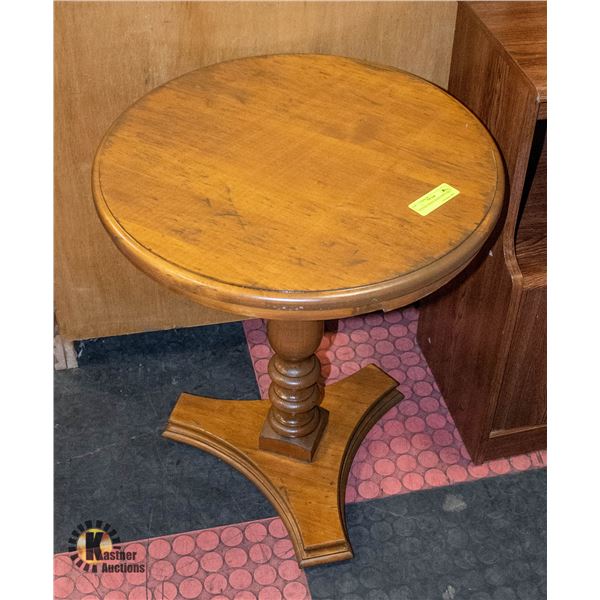 VINTAGE SOLID WOOD END TABLE H-23.5  D-20 