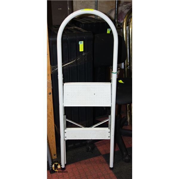 2-STEP WHITE METAL LADDER