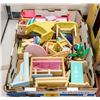 Image 2 : KIDCRAFT DOLLHOUSE W/FLAT OF ACCESSORIES &