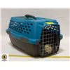 Image 1 : SMALL PET CRATE WITH 4 CANS CAT FOOD