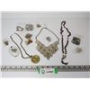 Image 1 : Assorted Pieces of Costume Jewelry (necklaces & chains)