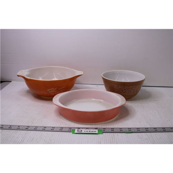 (2) Pyrex Bowls + Flat Pyrex Dish