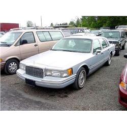 94 LINCOLN TOWNCAR 4DR EXMT.                                          
