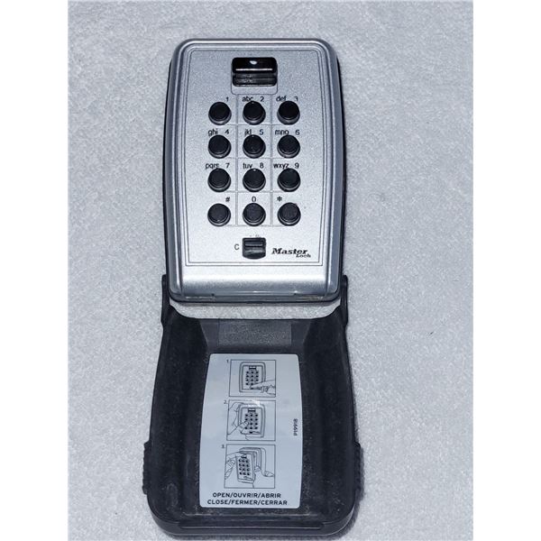 MASTER LOCK KEYPAD LOCK BOX WITH COMBO