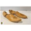 Image 1 : VINTAGE SHOE FORMS PAIRED WOODEN SHOE TREE