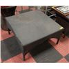 Image 1 : SQUARE PATIO TABLE 31" X 31" X 17"