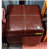 Image 1 : LEATHERETTE STORAGE OTTOMAN 17" X 17" X 17"