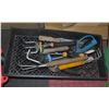 Image 1 : 9 ASSORTED GARDEN TOOLS