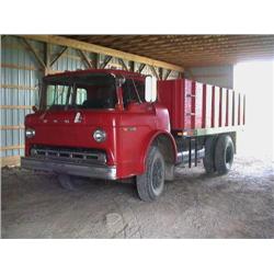 1975 Ford C8000, 534 Motor, 5-Speed Trans., 1100x20 Tires, 16ft. Grain Rack,