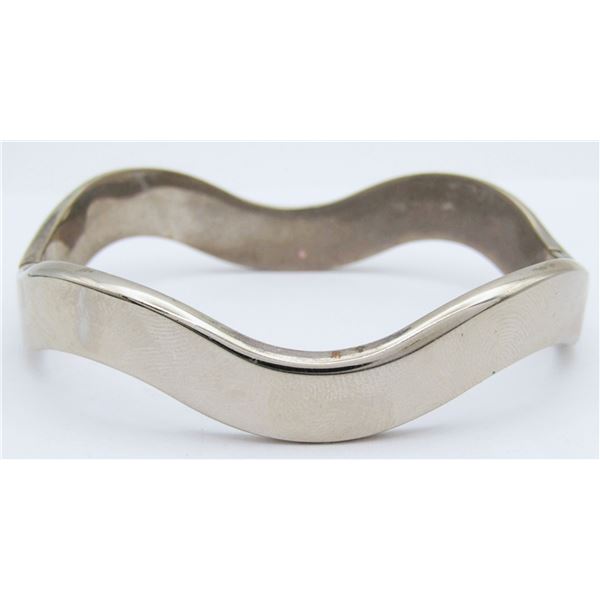 VINTAGE STERLING HINGED BANGLE WITH WAVY
