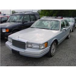 94 LINCOLN TOWNCAR 4DR EXMT.                                          