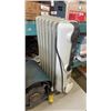 Image 2 : 6 BLACK TOILET SEATS, DELONGHI OIL HEATER AND FAN