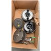Image 2 : 2 TRAYS OF REELS AND FLASHERS
