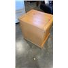 Image 8 : 2 NIGHTSTANDS AND SIDE TABLE