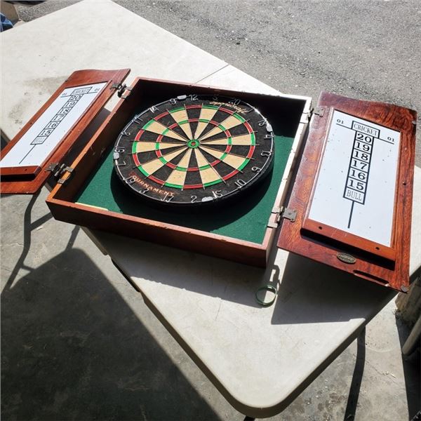 CASED DARTBOARD WITH SCOREBOARDS