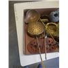 Image 2 : TRAY OF BRASS AND COPPER DECOR