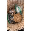 Image 2 : TRAY AND WICKER BASKET OF YARN, SEWING NOTIONS, BUTTONS