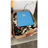 Image 2 : 2 BOXES OF FABRIC, YARN
