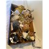 Image 1 : Assorted collectibles
