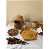 Image 3 : Pottery, steak knives, lamp shade, wood items