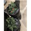 Image 1 : Assorted greenery decor