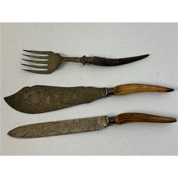 ANTIQUE SILVER AND STAG HORN GRIPS SERVING UTENSILS