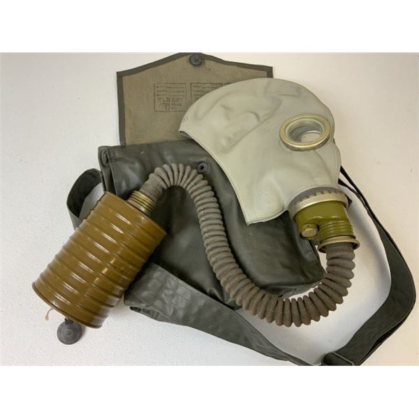 VINTAGE RUSSIAN MILITARY GAS MASK WITH FILTER AND CARRY BAG