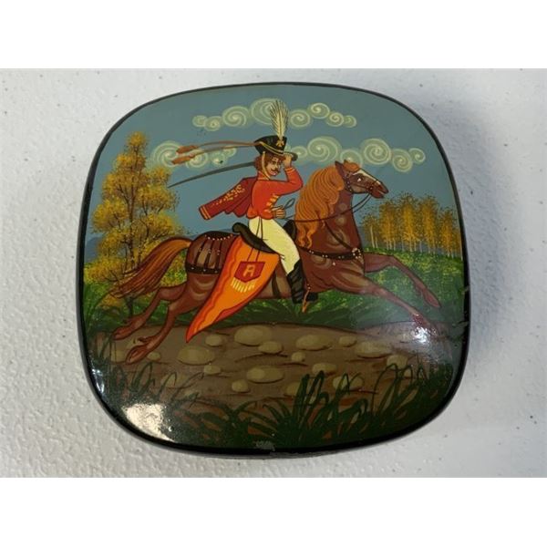 RUSSIAN LACQUER BOX PALEKH SIGNED BY ARTIST 1812 HUSSAR ON HORSE