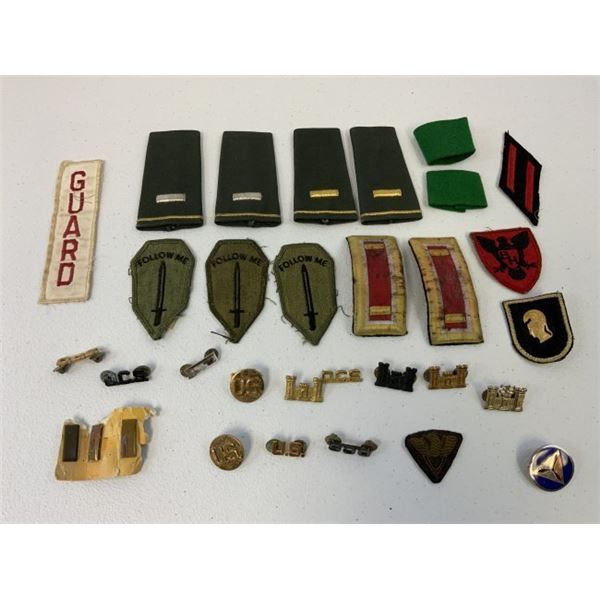 LARGE LOT OF VINTAGE US MILITARY BRASS AND INSIGNIAS