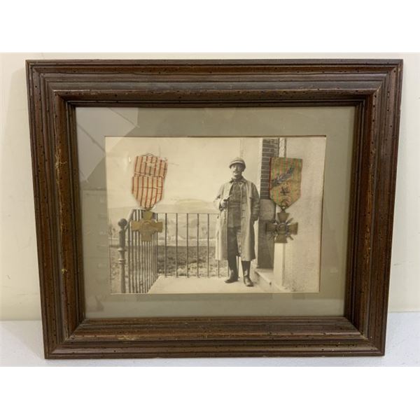 FRENCH WWI VETERAN SOLDIER FRAMED PICTURE AND MEDAL AWARDS