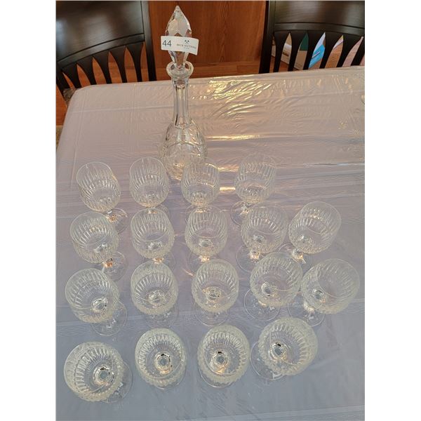 A Stunning Crystal Wine Decanter, Accompanied By 18 Beautiful Crystal Wine Glasses