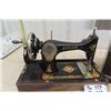 Image 2 : Singer Portable Sewing Machine Crank Style 1920's Circa 