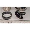 Image 2 : 4 assorted costume jewelry rings - various sizes