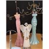 Image 6 : 5 Porcelain dolls (Smaller size) + 1 doll holder + 2 Jewelry items