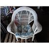 Image 2 : White wicker chair and blanket