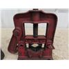 Image 5 : 2  Heavy Steel Cast Pipe Vices - National Hamilton + RL 