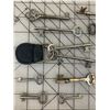 Image 2 : LOT OF ANTIQUE SKELETON KEYS