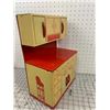 Image 3 : VINTAGE GENERAL TOYS TIN CUPBOARD KITCHEN TOY SET