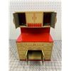 Image 4 : VINTAGE GENERAL TOYS TIN CUPBOARD KITCHEN TOY SET