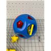 Image 2 : VINTAGE TUPERWARE CHILDRENS SHAPE SORT TOY