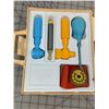 Image 4 : VINTAGE 1977 FISHER PRICE TOY MEDICAL KIT COMPLETE