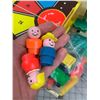 Image 8 : VINTAGE FISHER PRICE LITTLE PEOPLE TOY GARAGE ETC