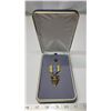 Image 2 : U.S. Distinguished Service Medal, Lapel Pin in Nice Presentation Case