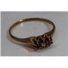 Image 1 : 14K gold ring with 3 diamonds - 2 red, and 1 white/clear (diamonds unverified) - weight: 1.8 grams