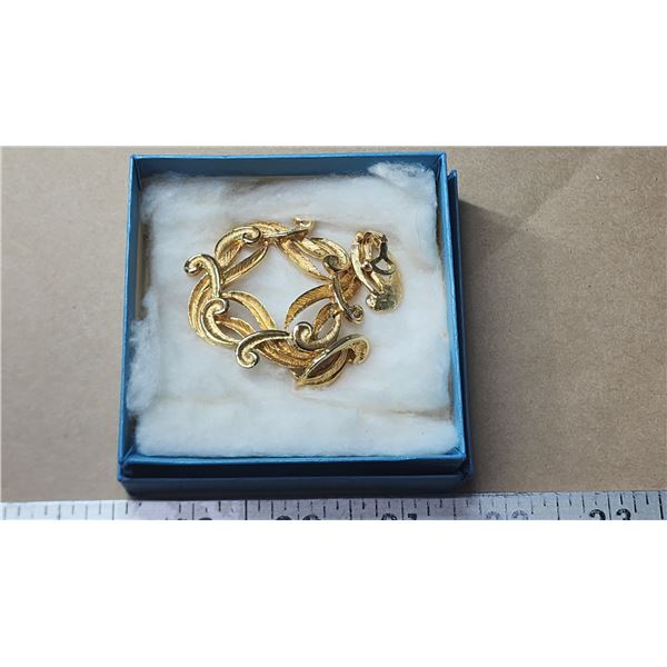 Gold colored matching brooch and earring clips