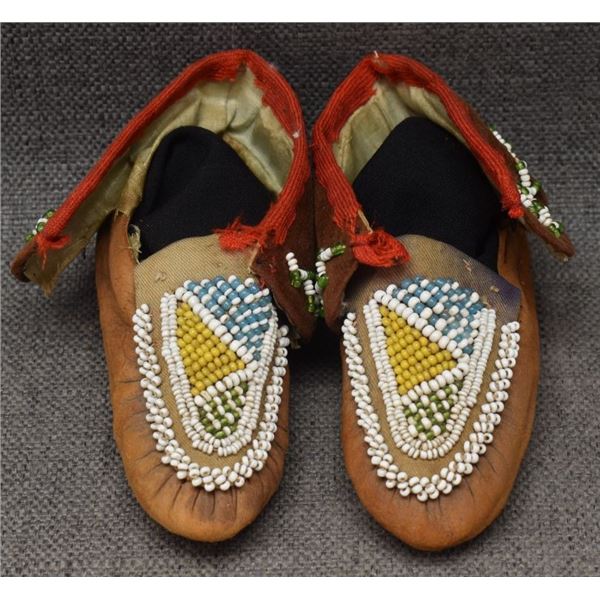 IRIQOUSIE INDIAN CHILDS MOCCASINS