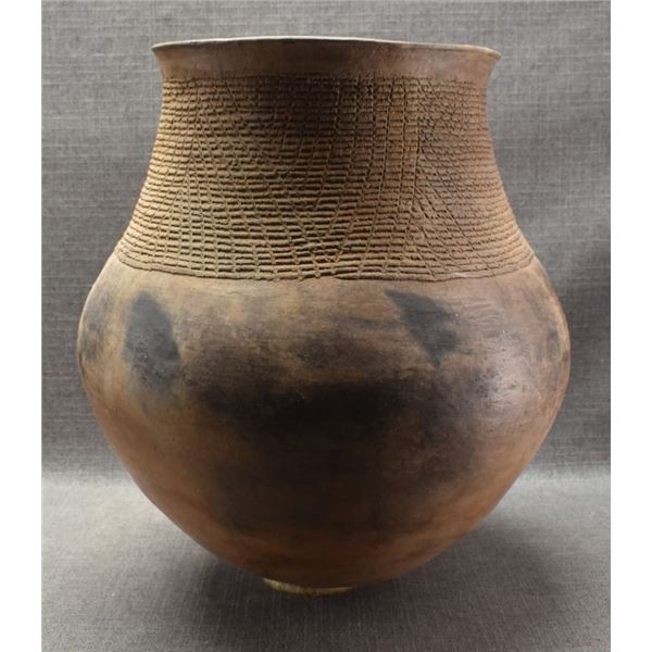 PREHISTORIC INDIAN COOKING POT