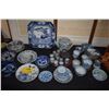 Image 2 : MIX LOT: VARIOUS JAPANESE ANTIQUE & VINTAGE PORCELAIN TABLEWARE (65 PCS) (DOES NOT INCLUDE STAND)